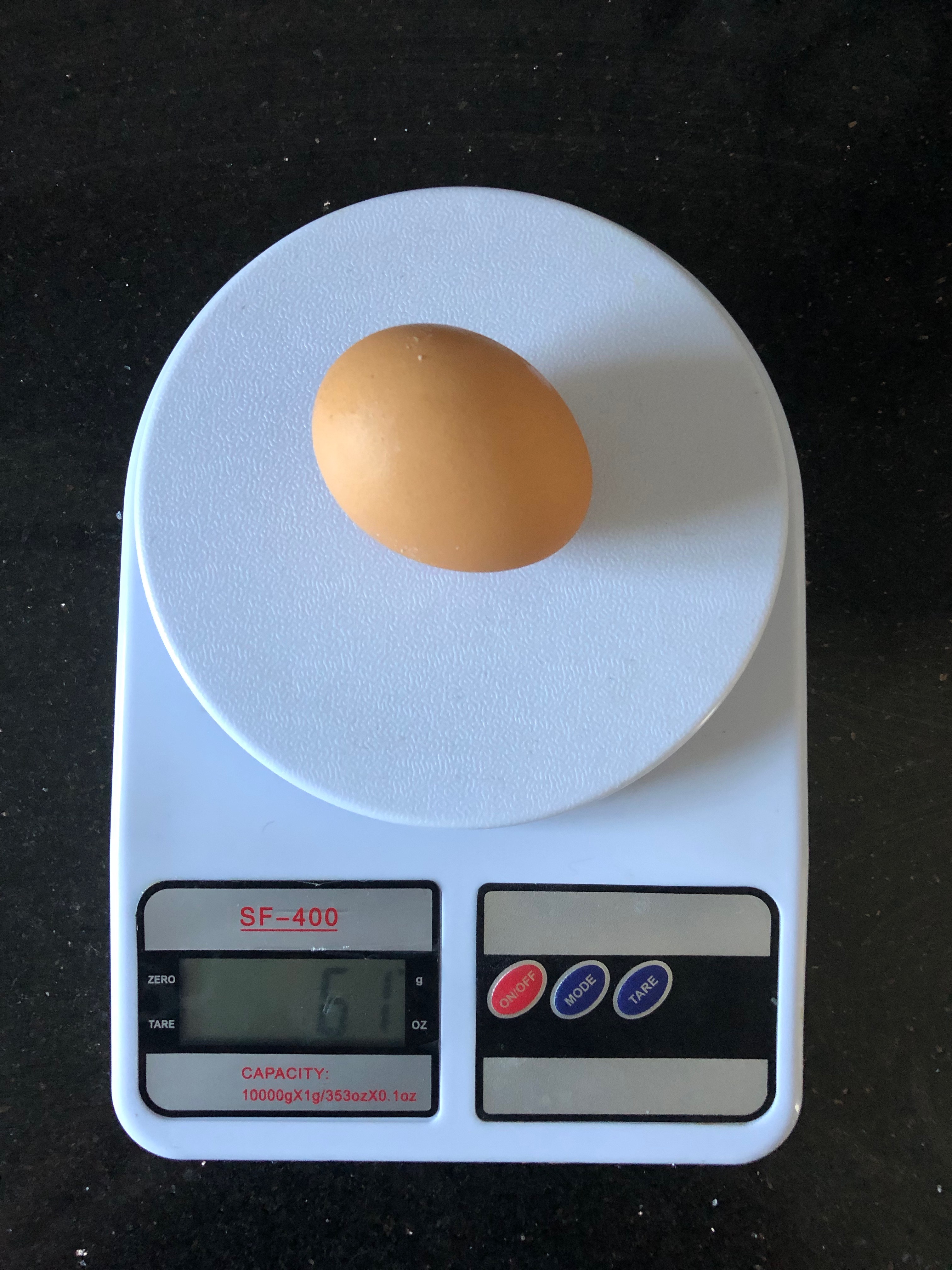 Сколько весит яйцо куриное без скорлупы вареное. Вес 1 куриного яйца вареного. Варёное яйцо вес 1 шт. Вес 1 вареного яйца. Вес одного вареного яйца.
