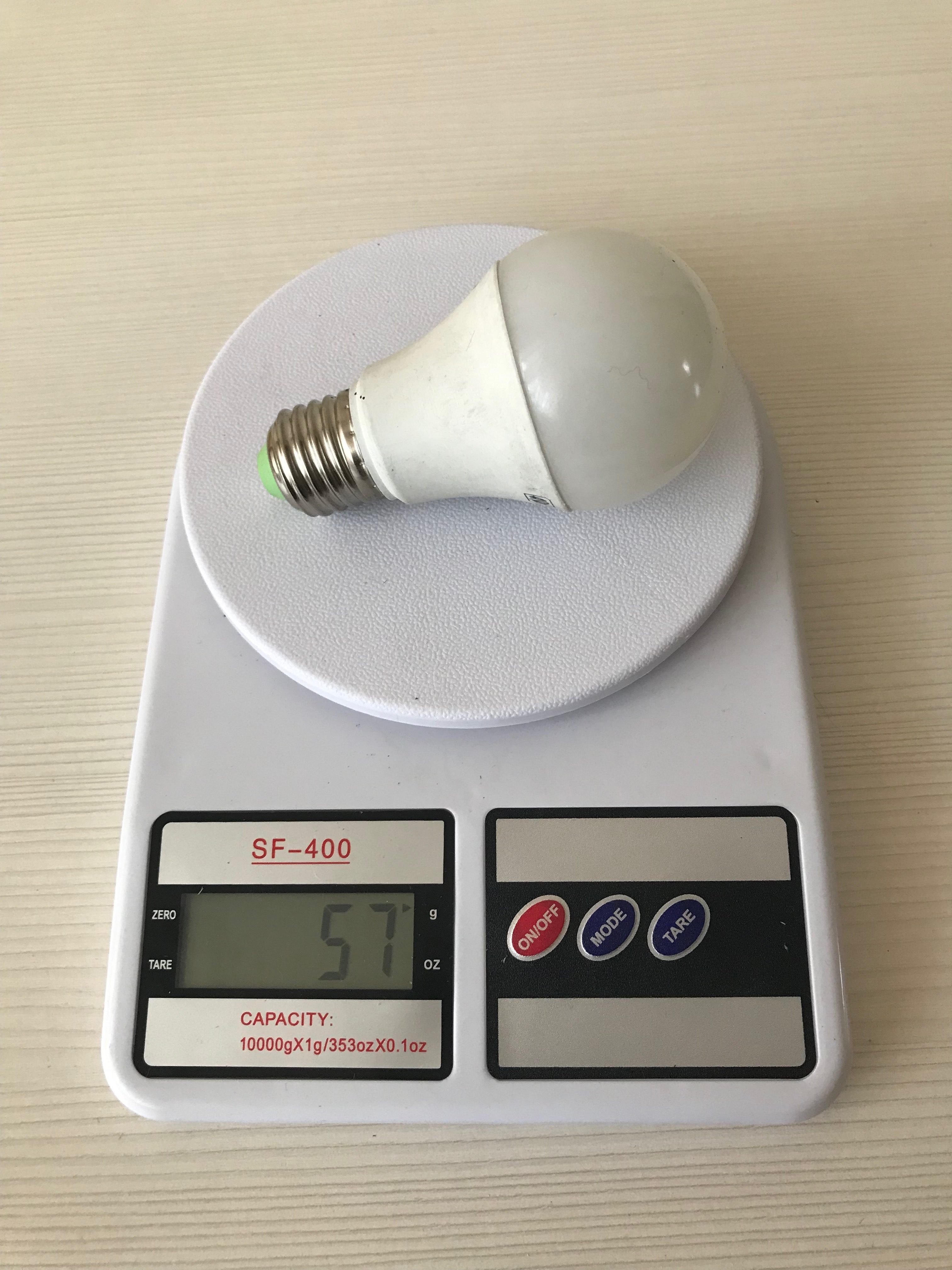 Berapa berat bola lampu hemat energi?