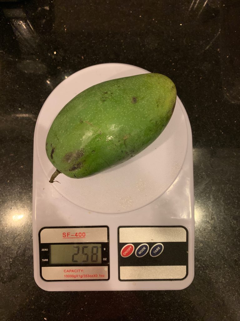 Сколько весит зеленый манго?