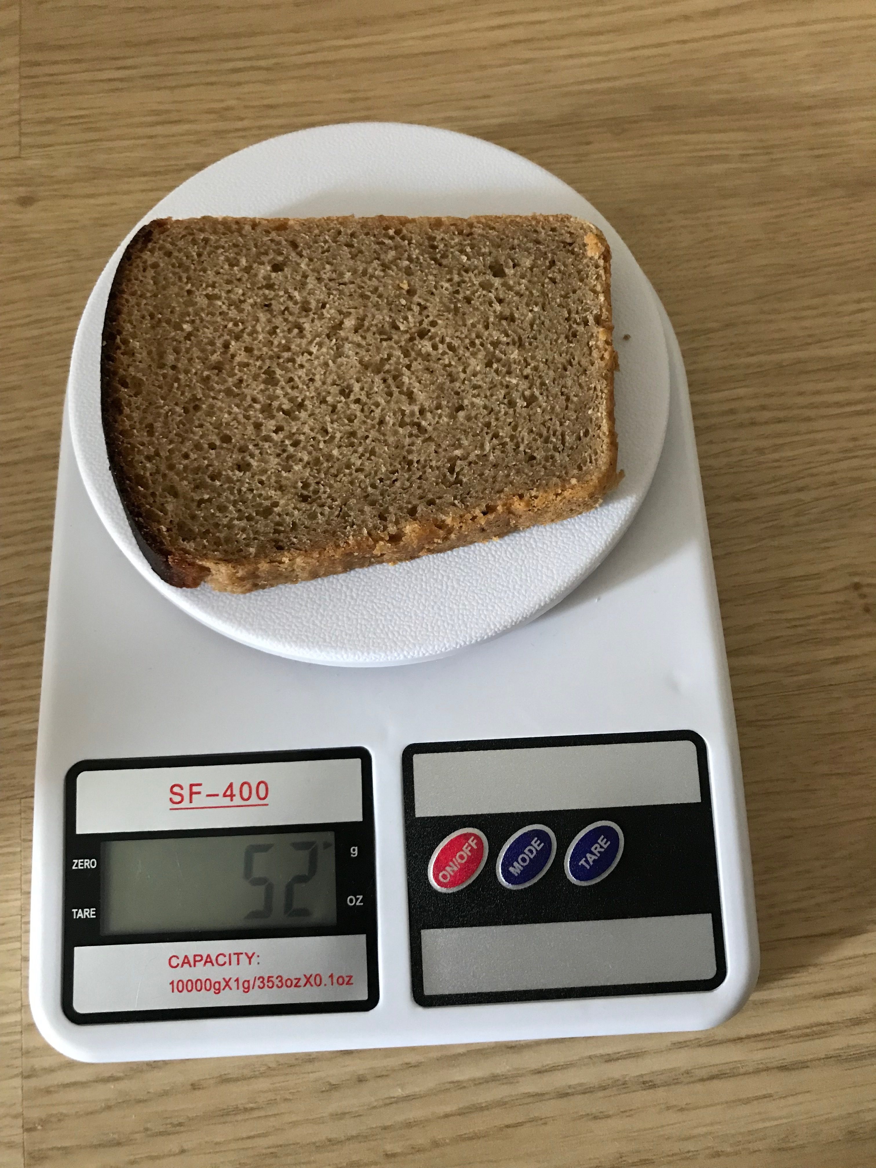 Berapa berat sepotong roti hitam?