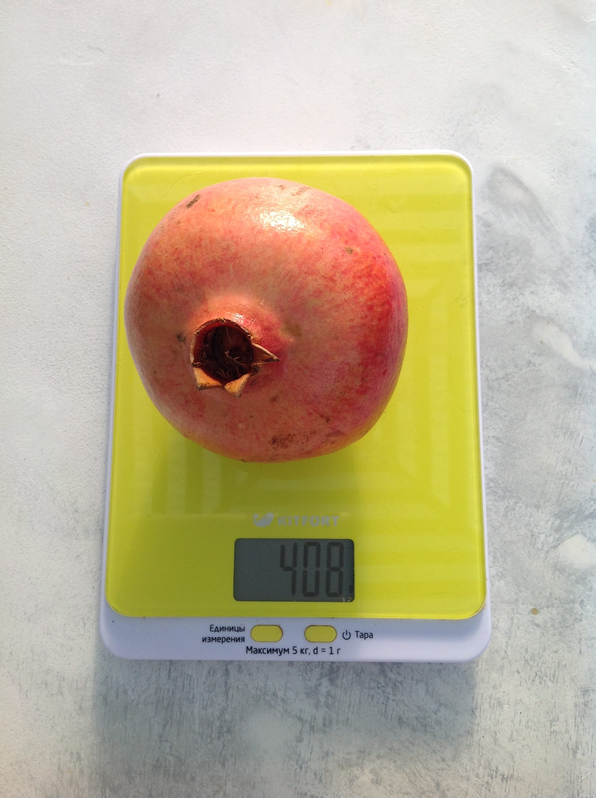 hmotnosť stredne veľkého granátového jablka