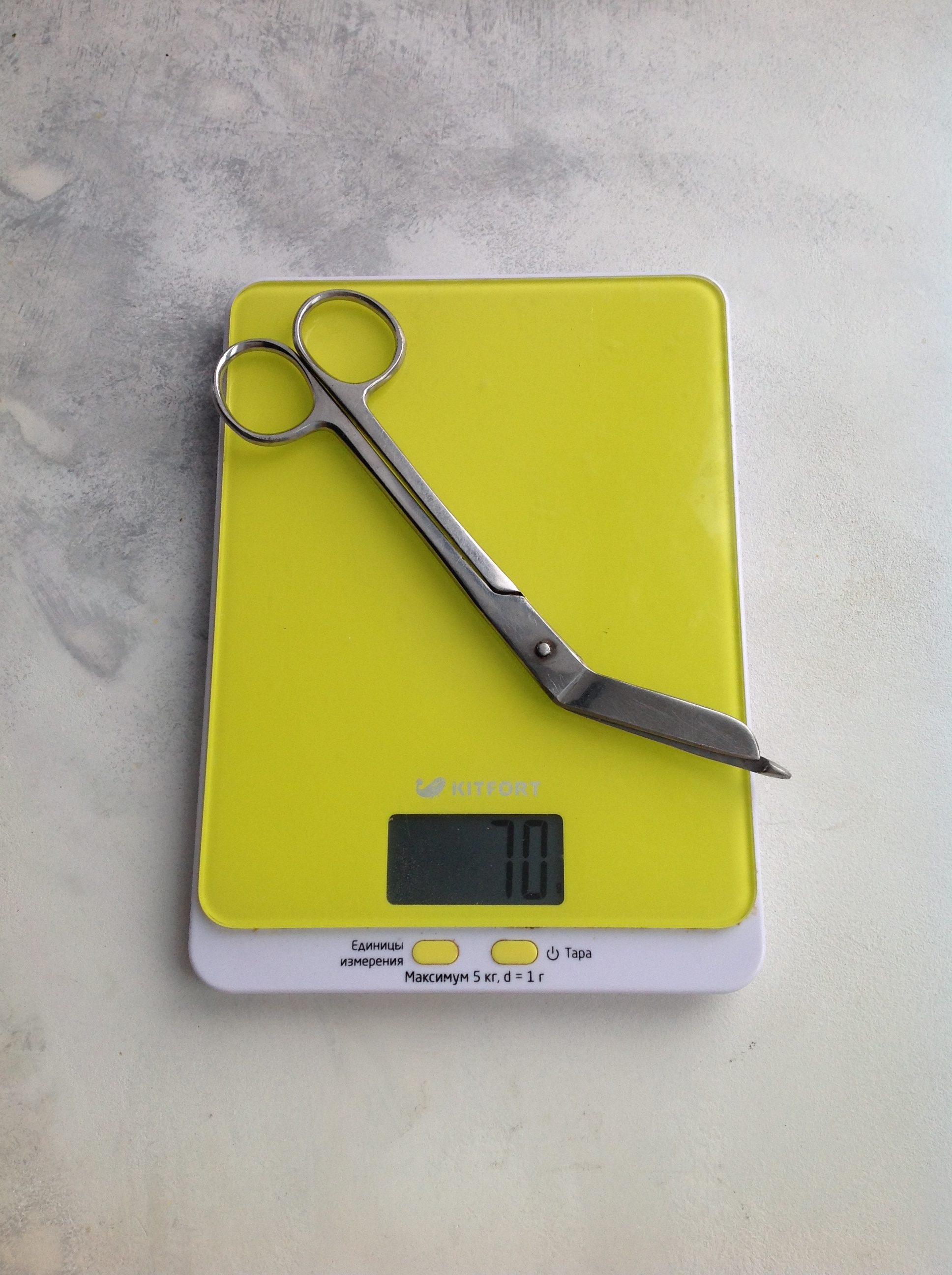 Weight of medical scissors for cutting bandages