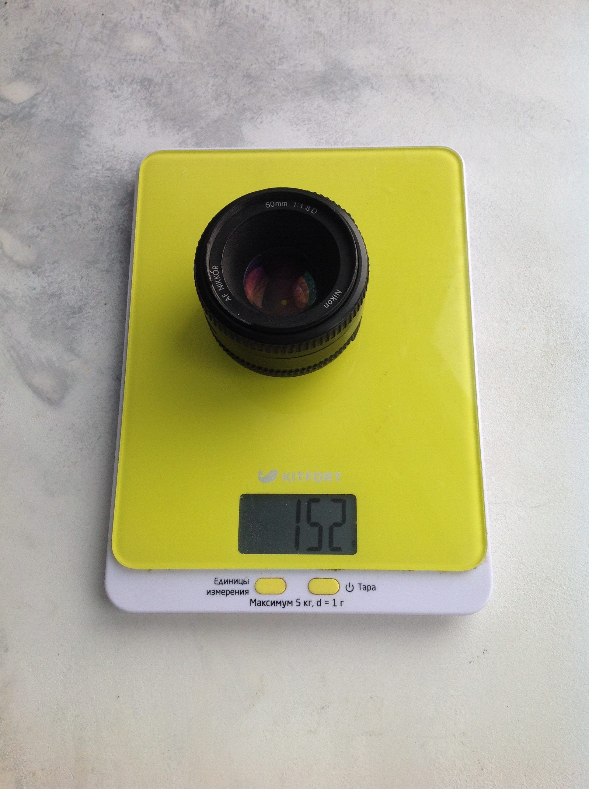 尼康尼克尔 50 毫米摄影镜头的重量