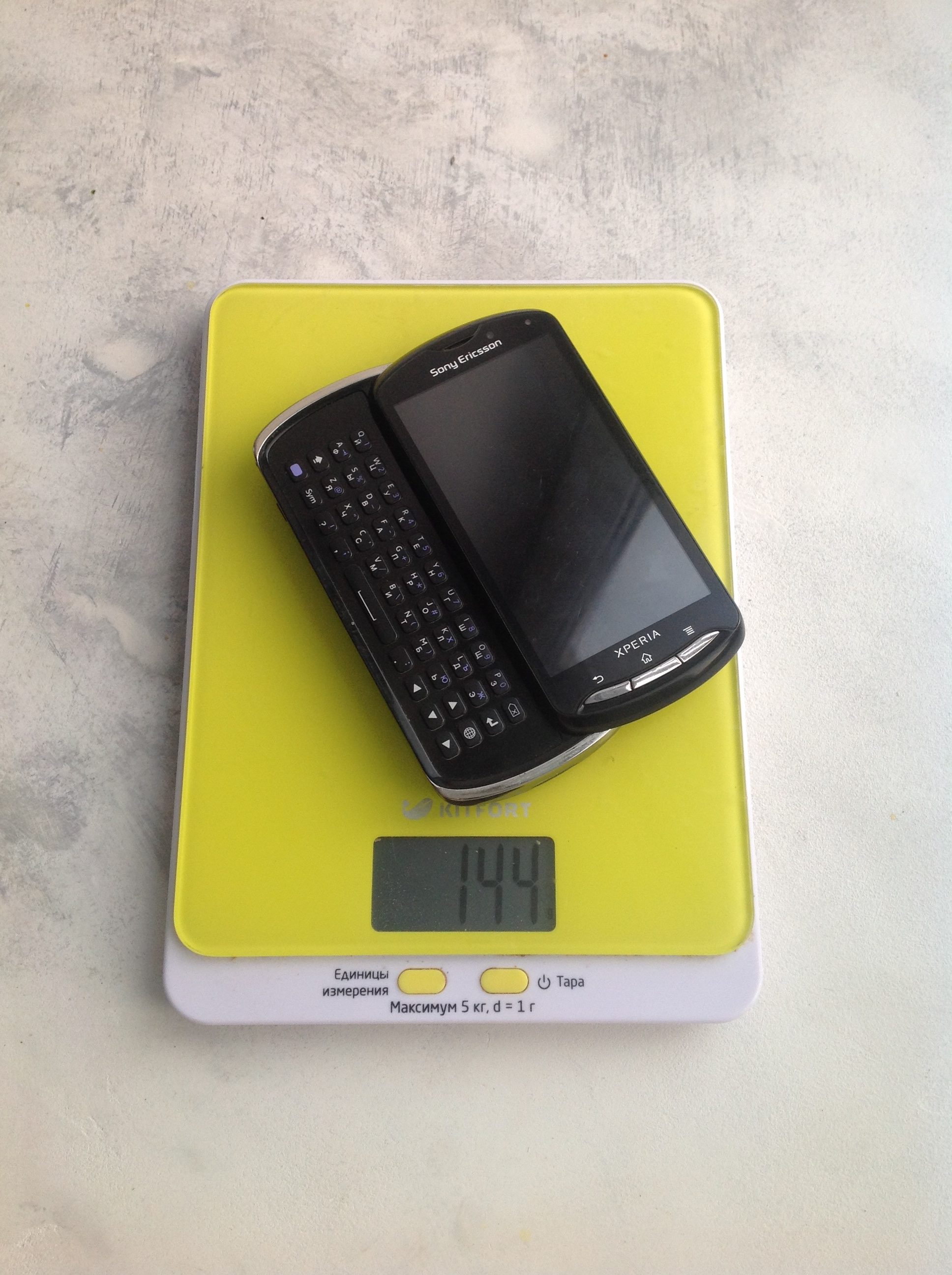 the weight of the sony ericsson qwerty slider smartphone
