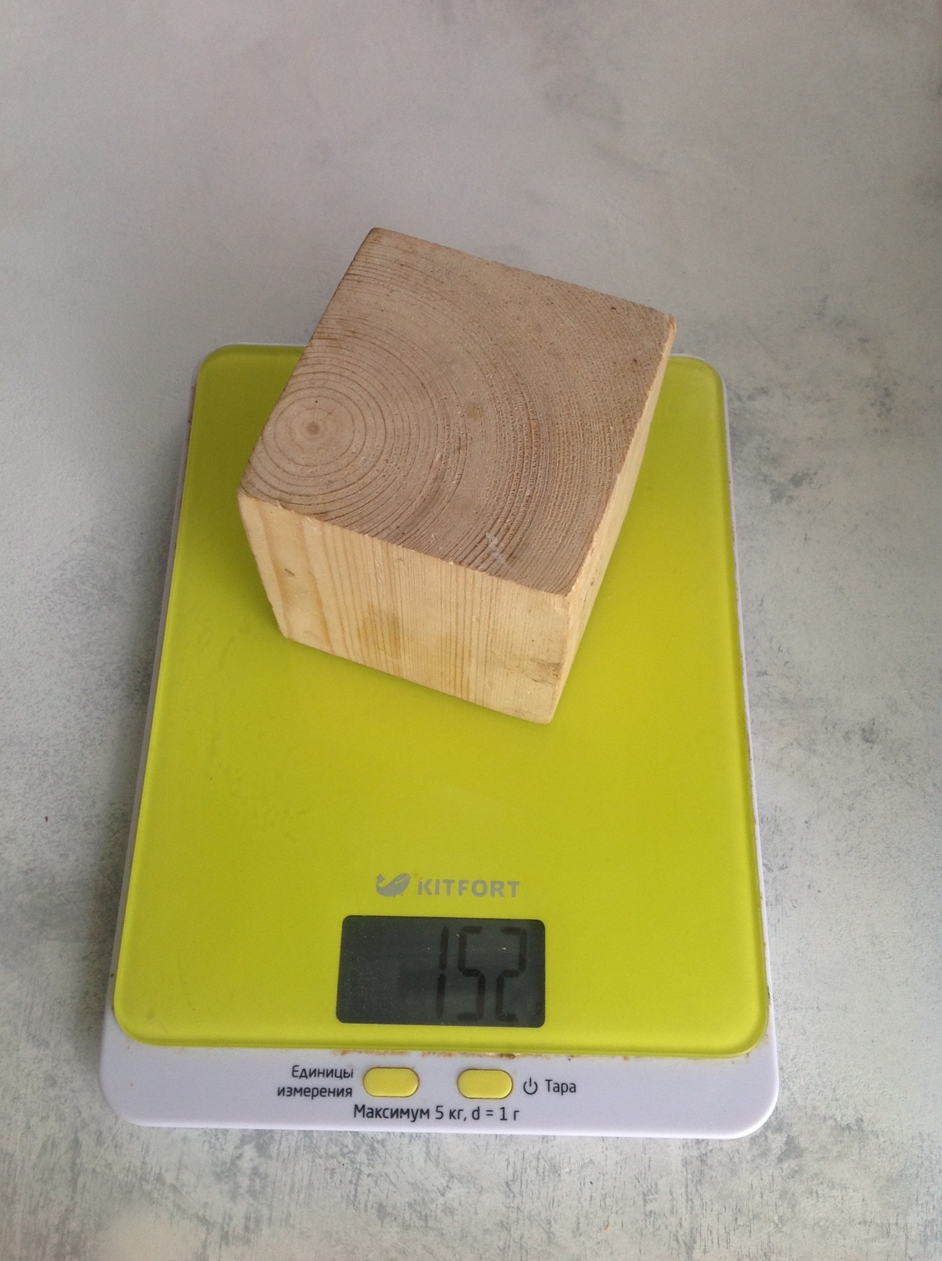 Gewicht eines großen Holzwürfels