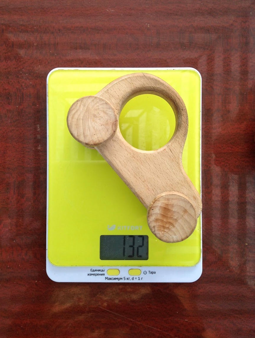 Gewicht des Spielzeugautos aus Holz