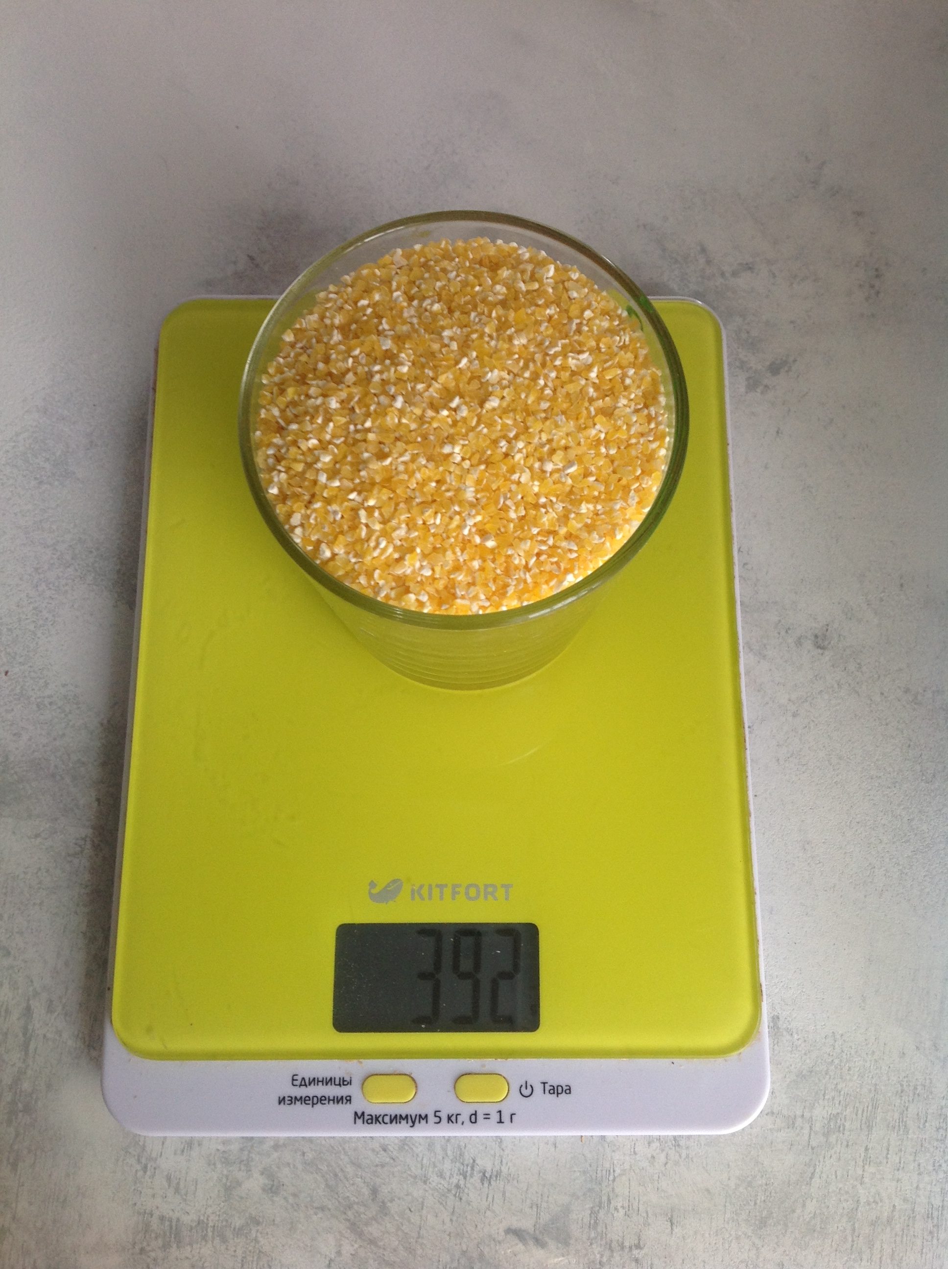 hmotnosť suchej kukuričnej krupice v 250 ml pohári