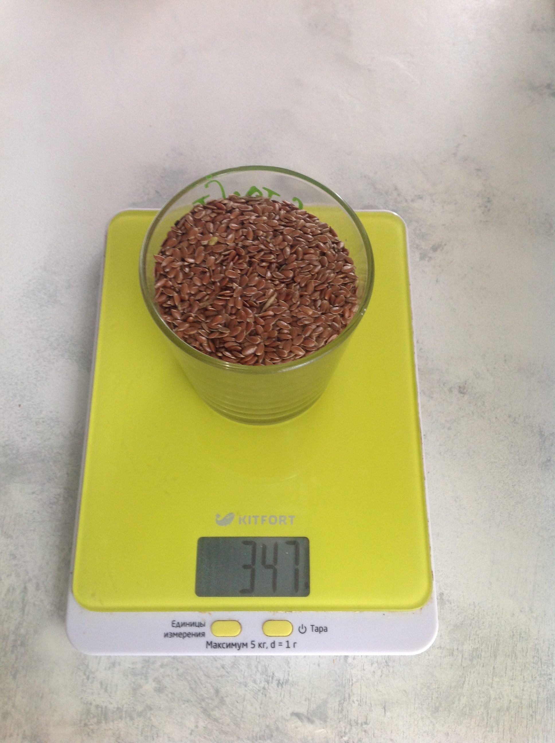 Gewicht der Leinsamen in einem 250-ml-Glas