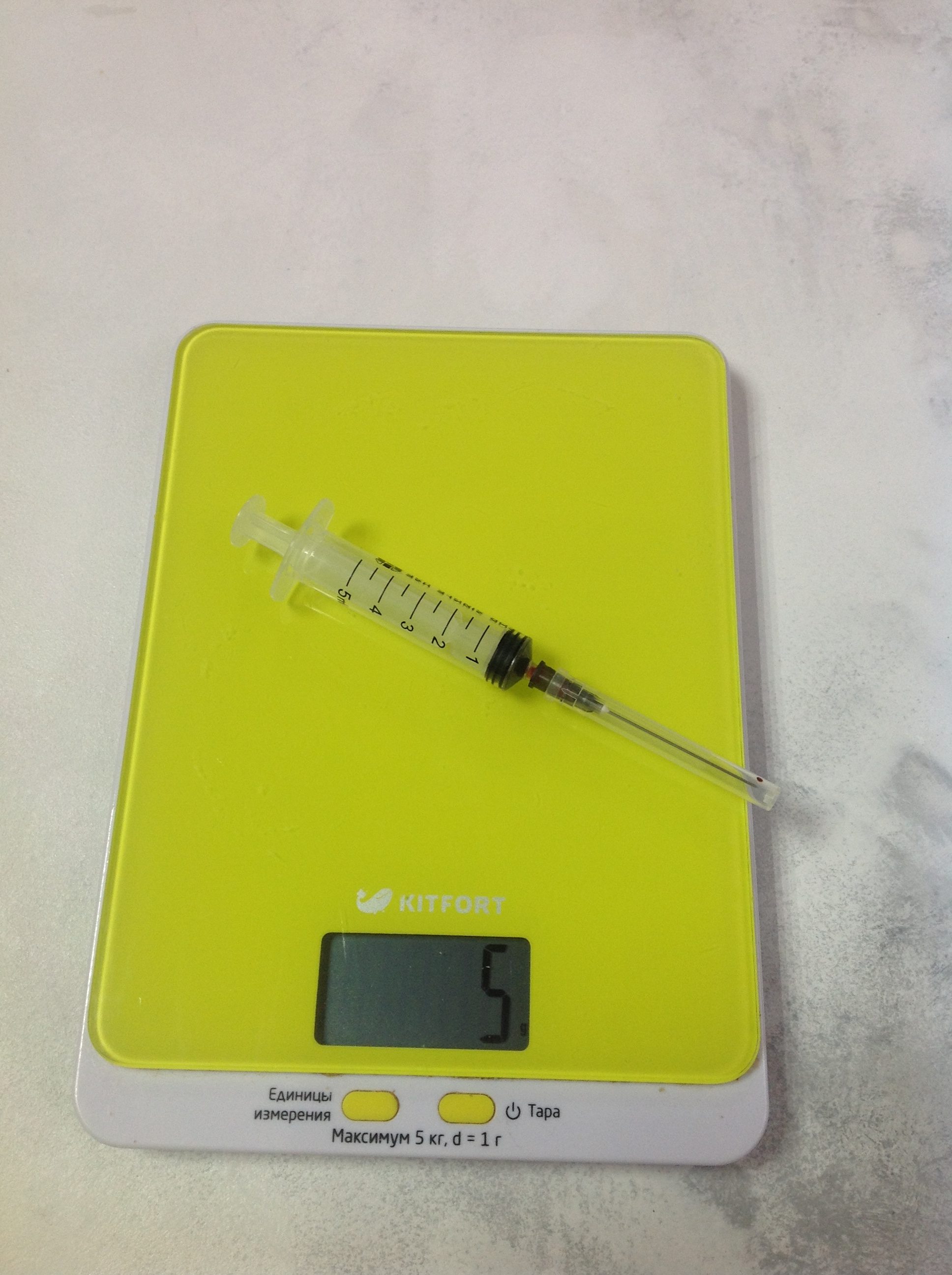 hmotnost injekční stříkačky o objemu pěti šálků