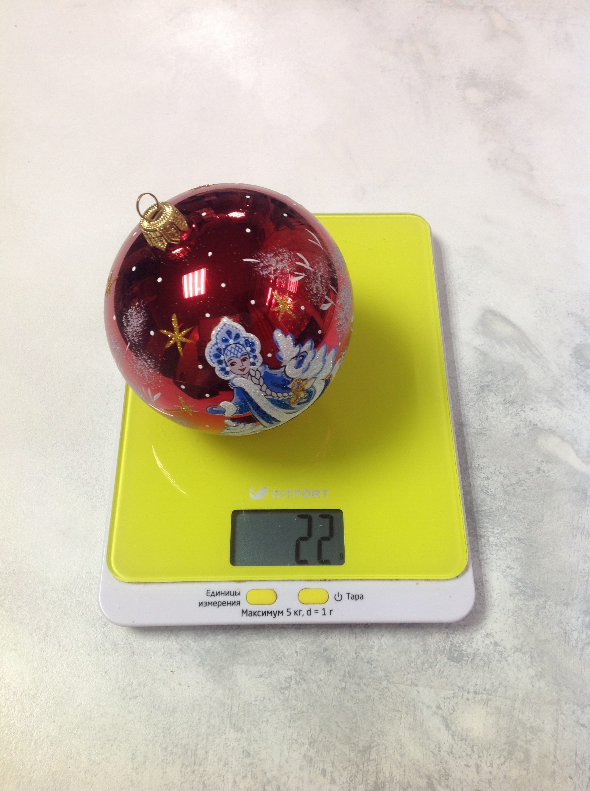 一个大塑料圣诞树球的重量