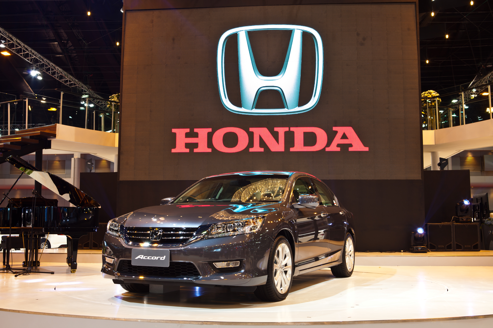Kolik váží Honda Accord?