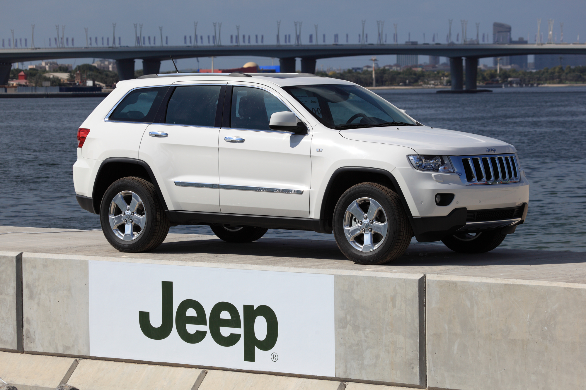 How much does a Jeep Grand Cherokee weigh?