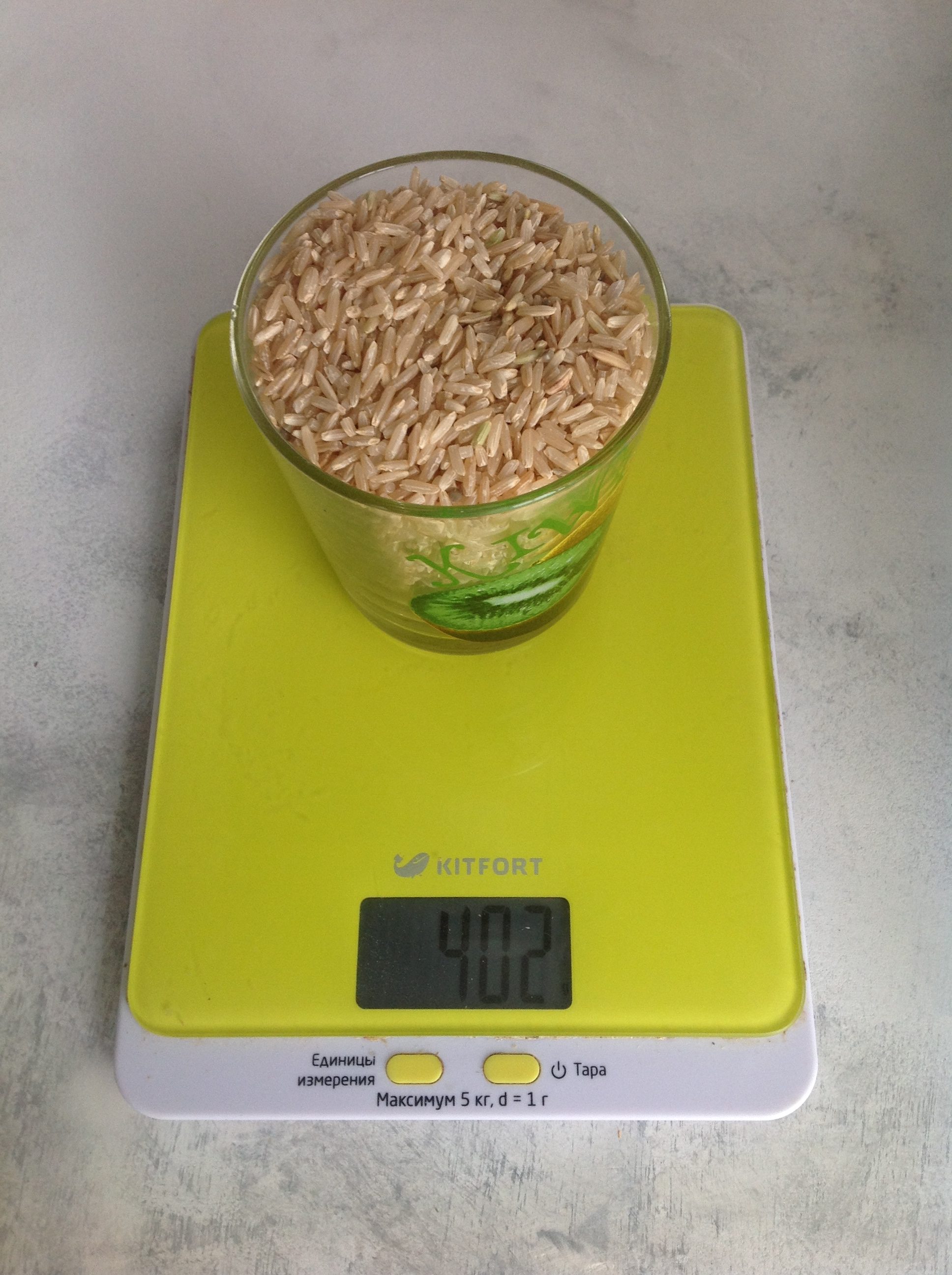 Koľko váži hnedá suchá ryža v 250 ml pohári?