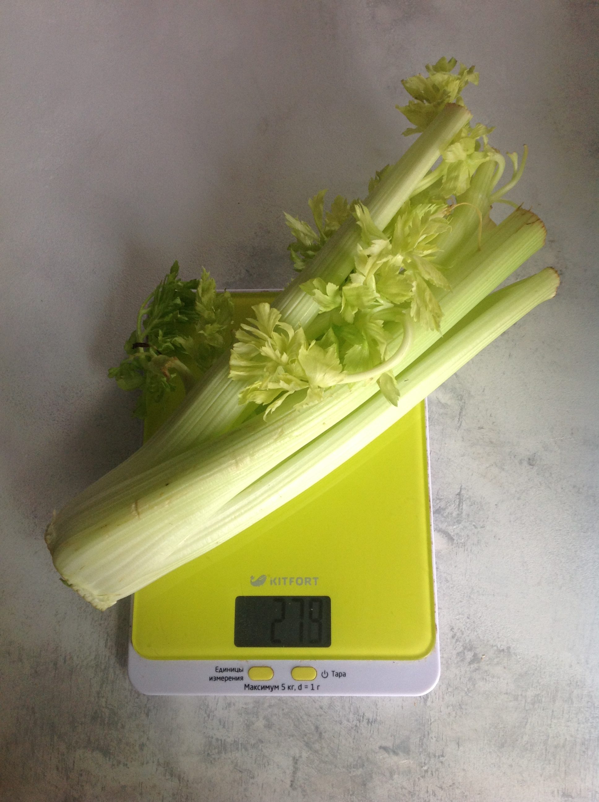 How much does celery petiole weigh?