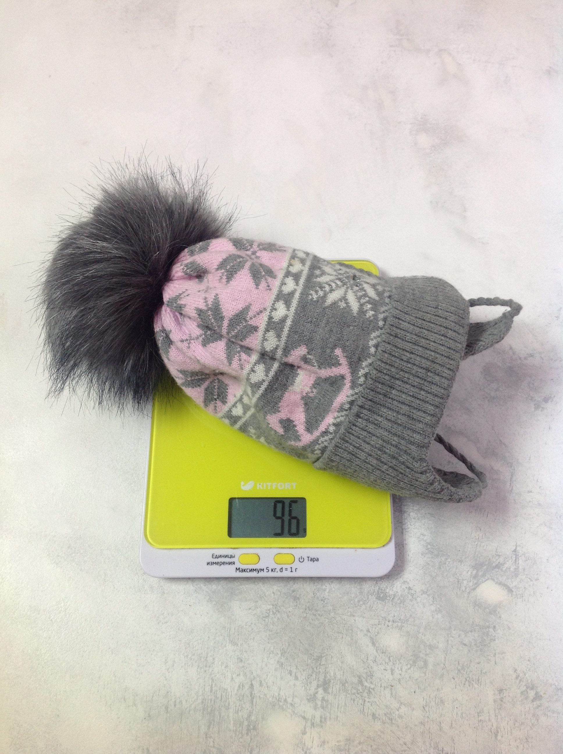 How much does a children's winter hat with a pompom weigh for a child of 2 years?