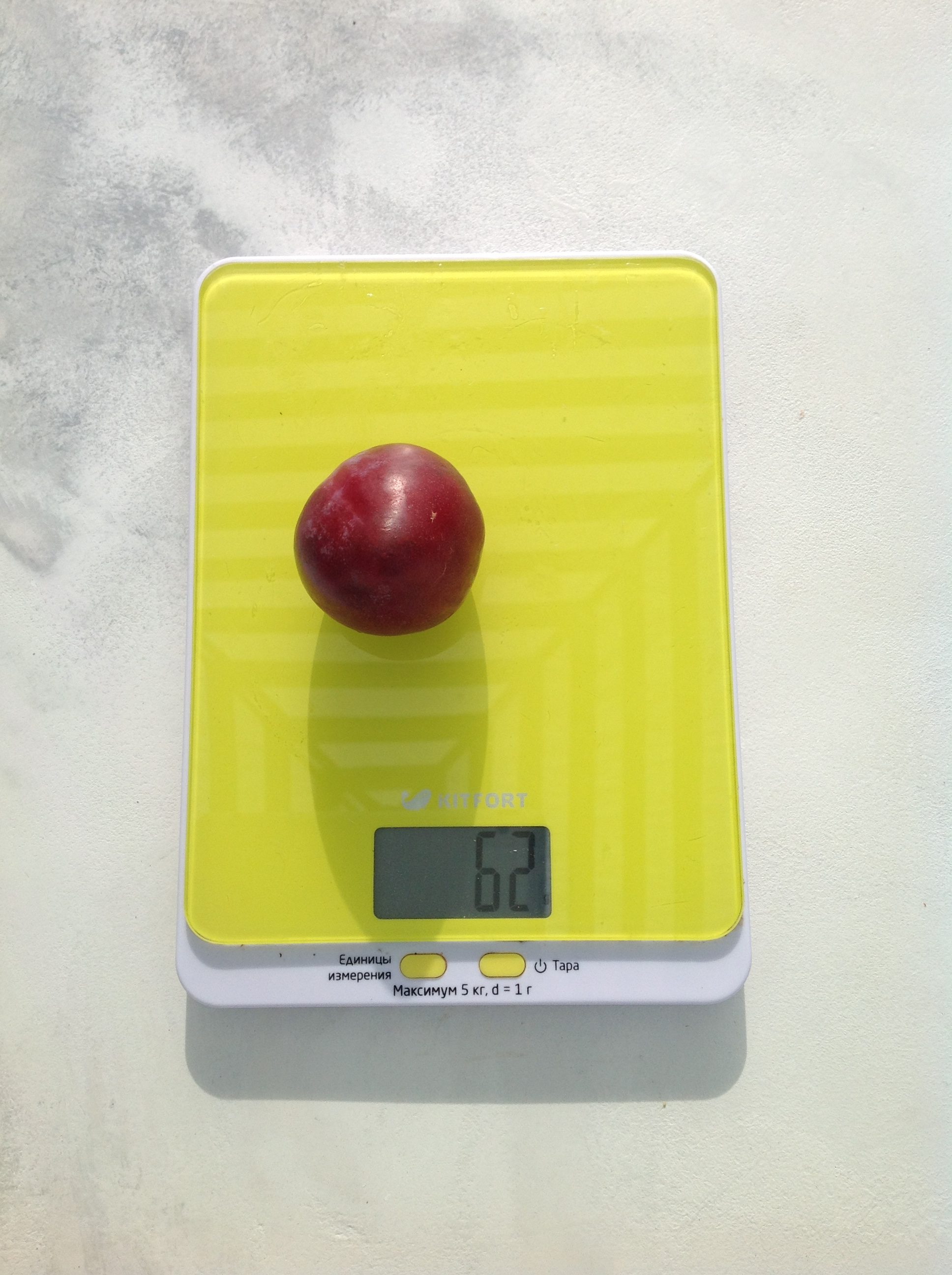 Berapa berat buah plum madu?