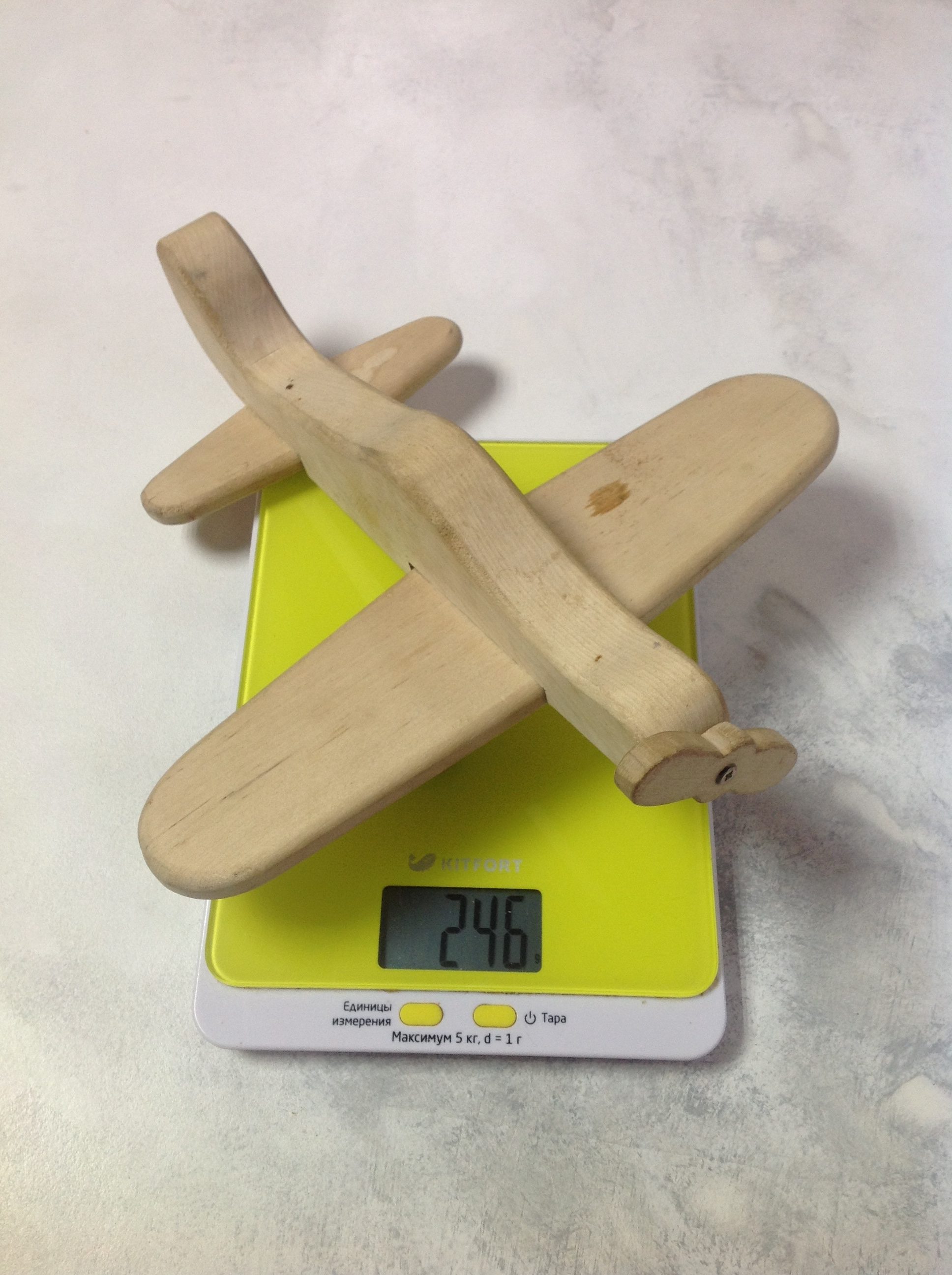 Koľko váži drevené lietadlo na hranie?