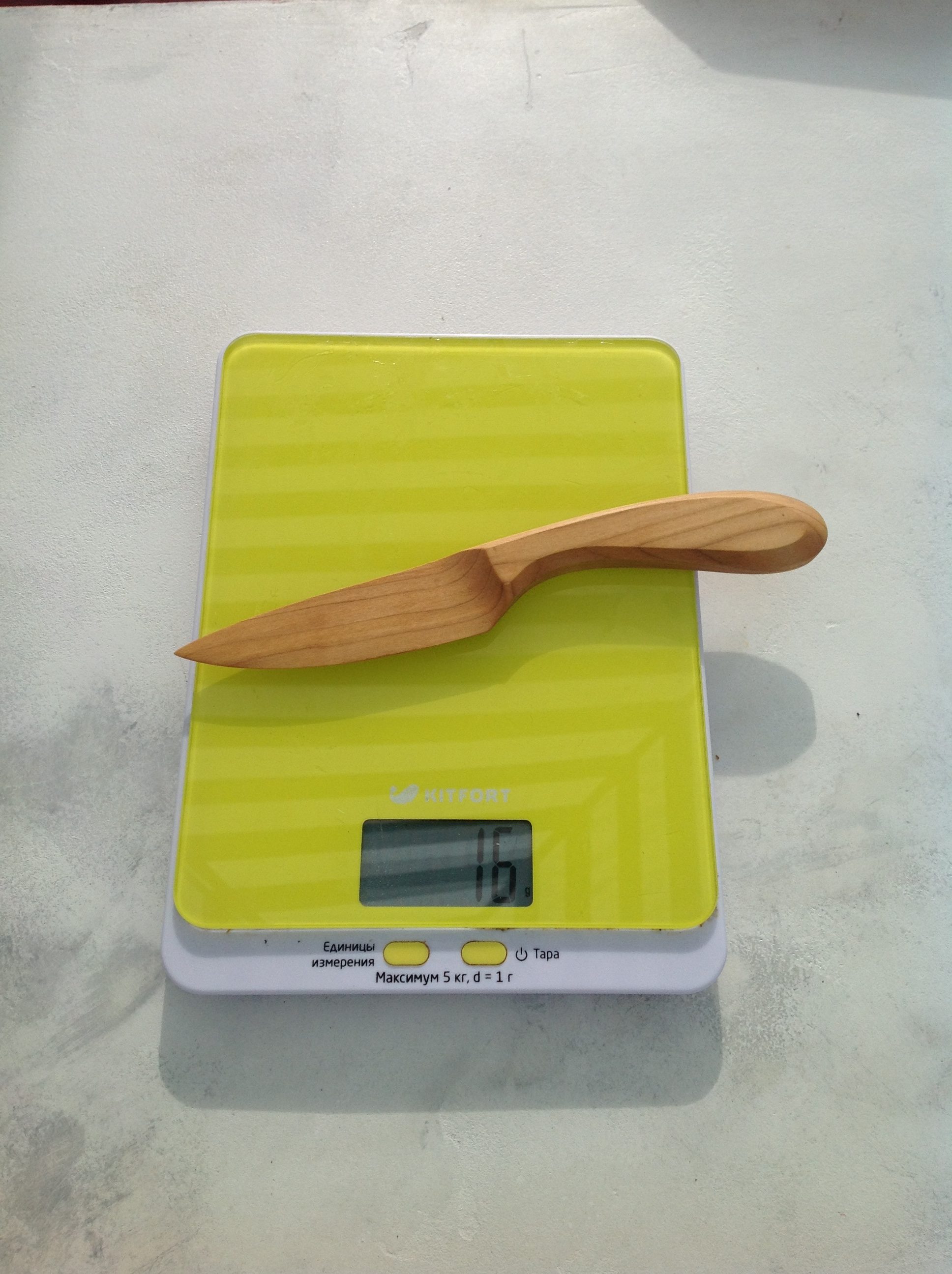Колко тежи един средно голям сувенирен дървен нож?