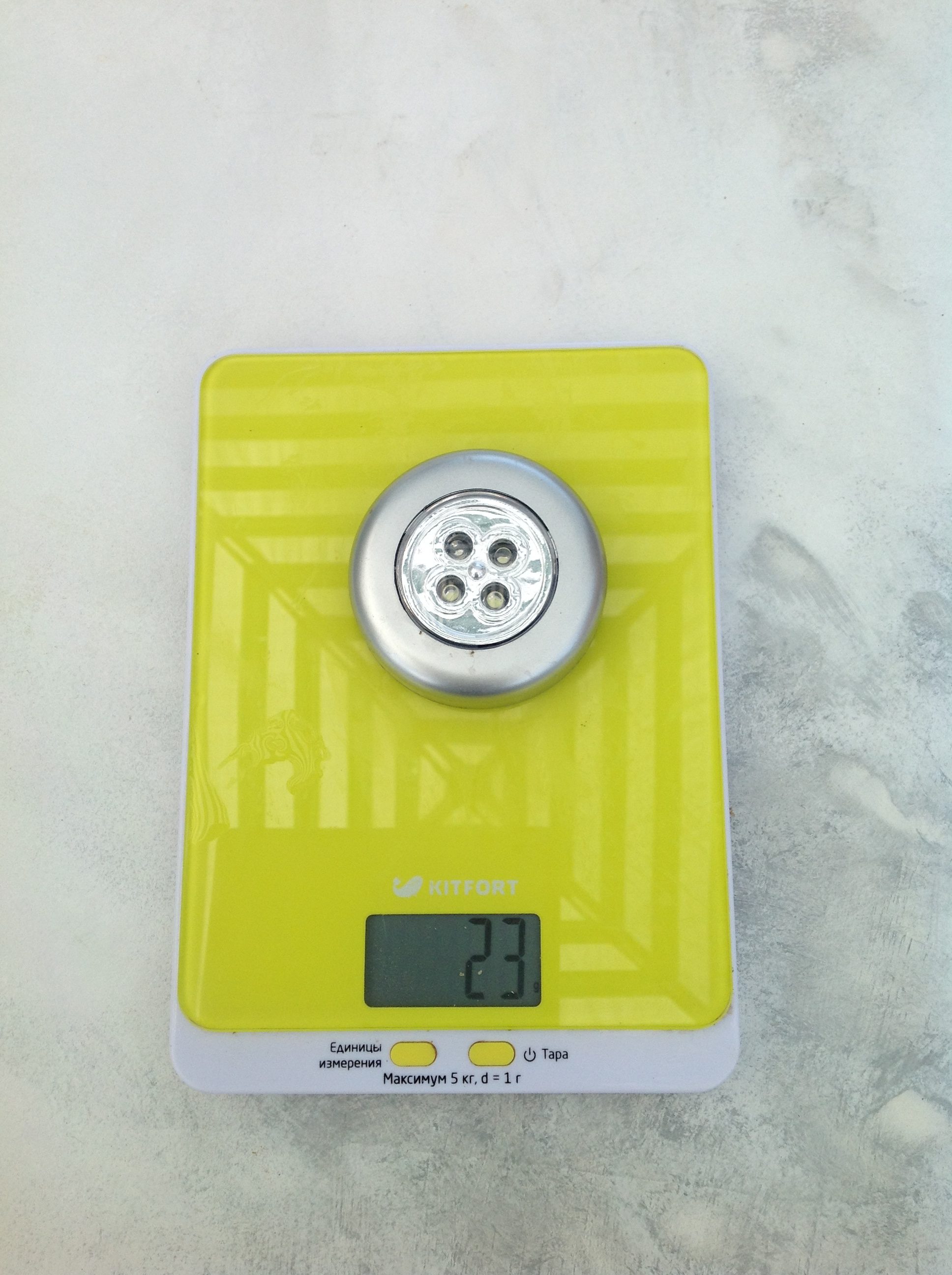 一个普通的魔术贴 LED 手电筒有多重？