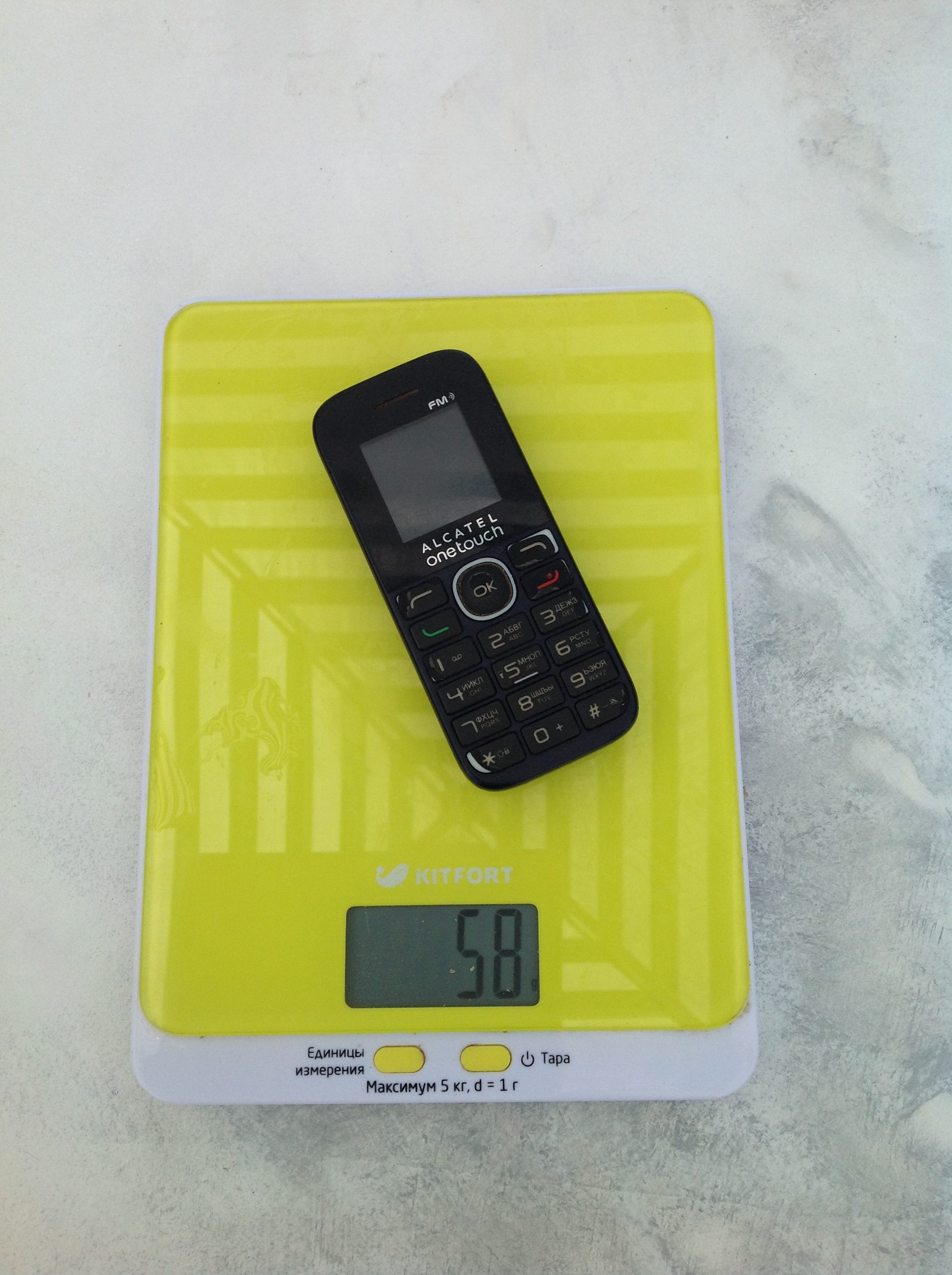 Wie viel wiegt das Feature-Phone Alcatel One Touch?
