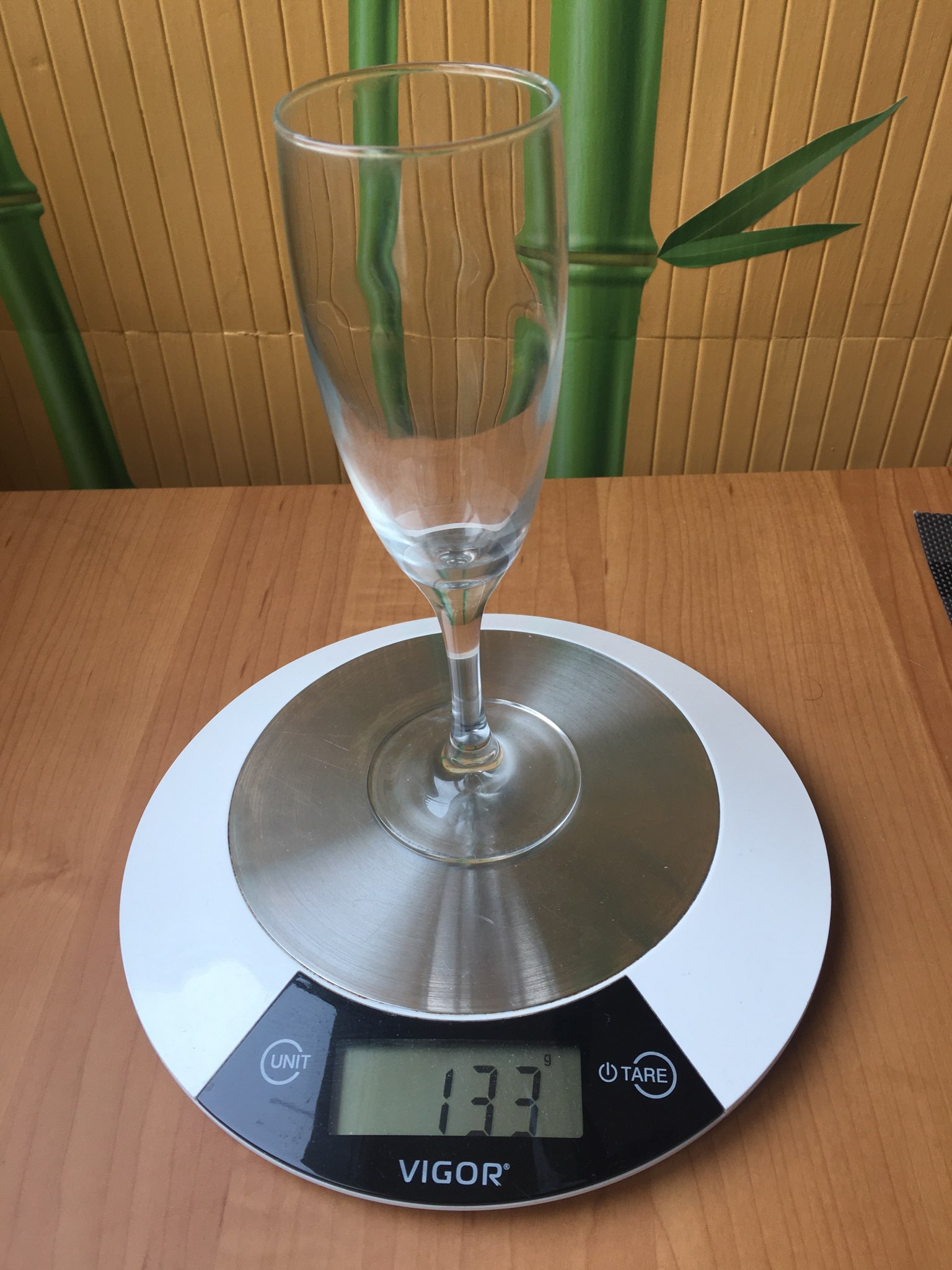 How much does a champagne glass weigh?