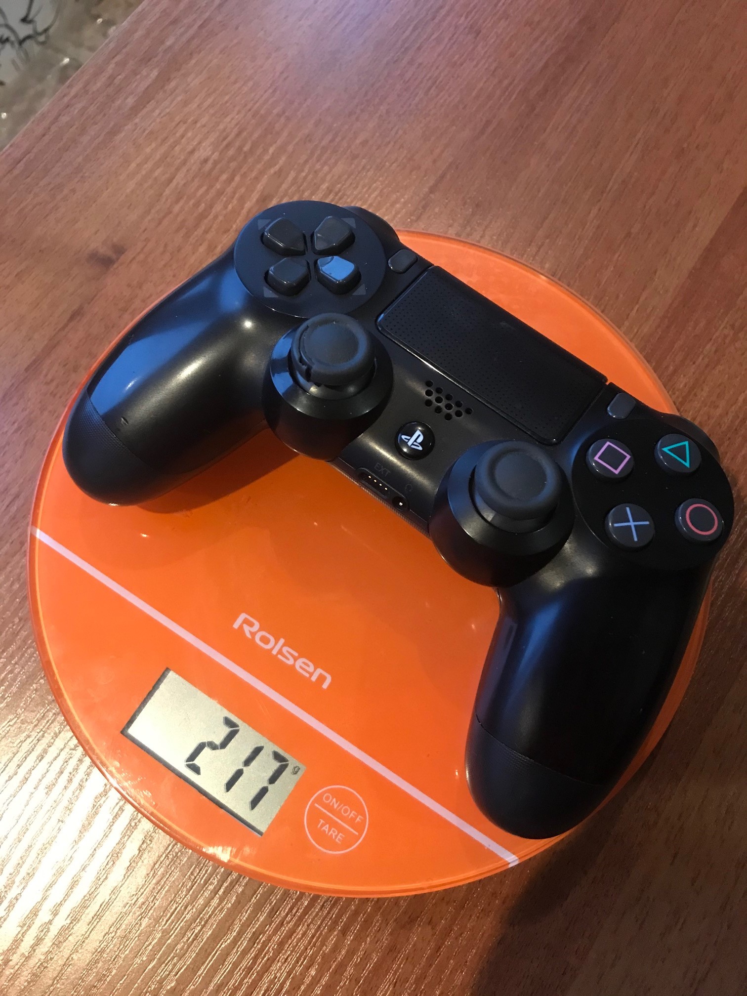 hmotnosť joysticku ps4