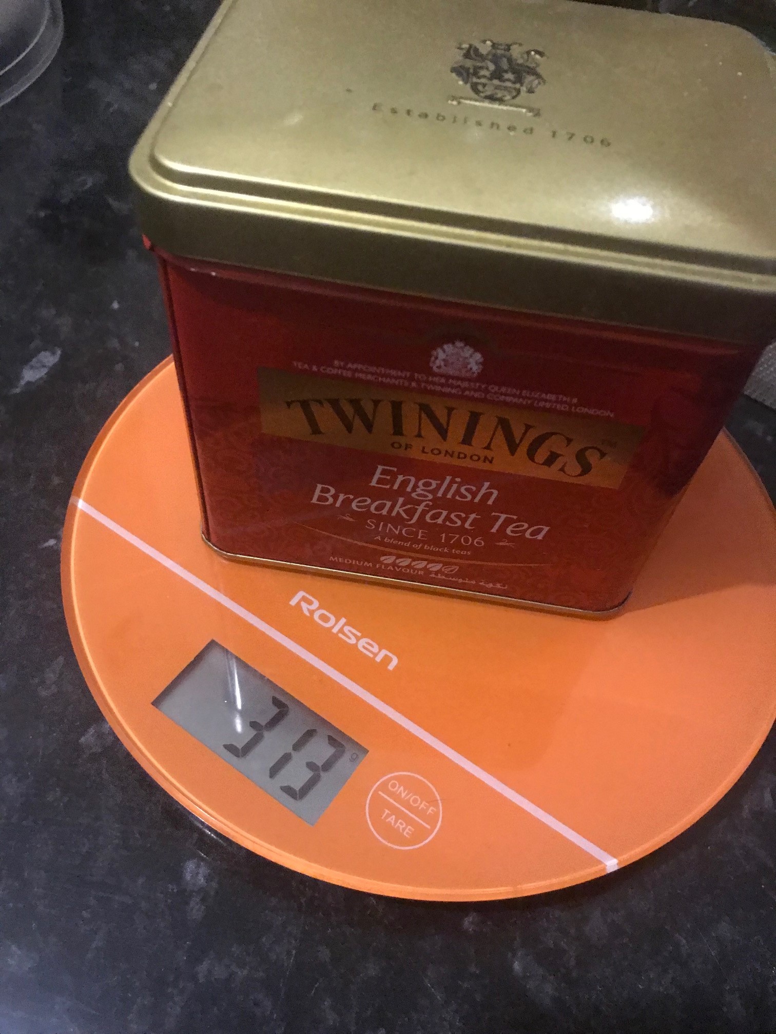 das Gewicht des aufgebrühten Tees in einem Gefäß