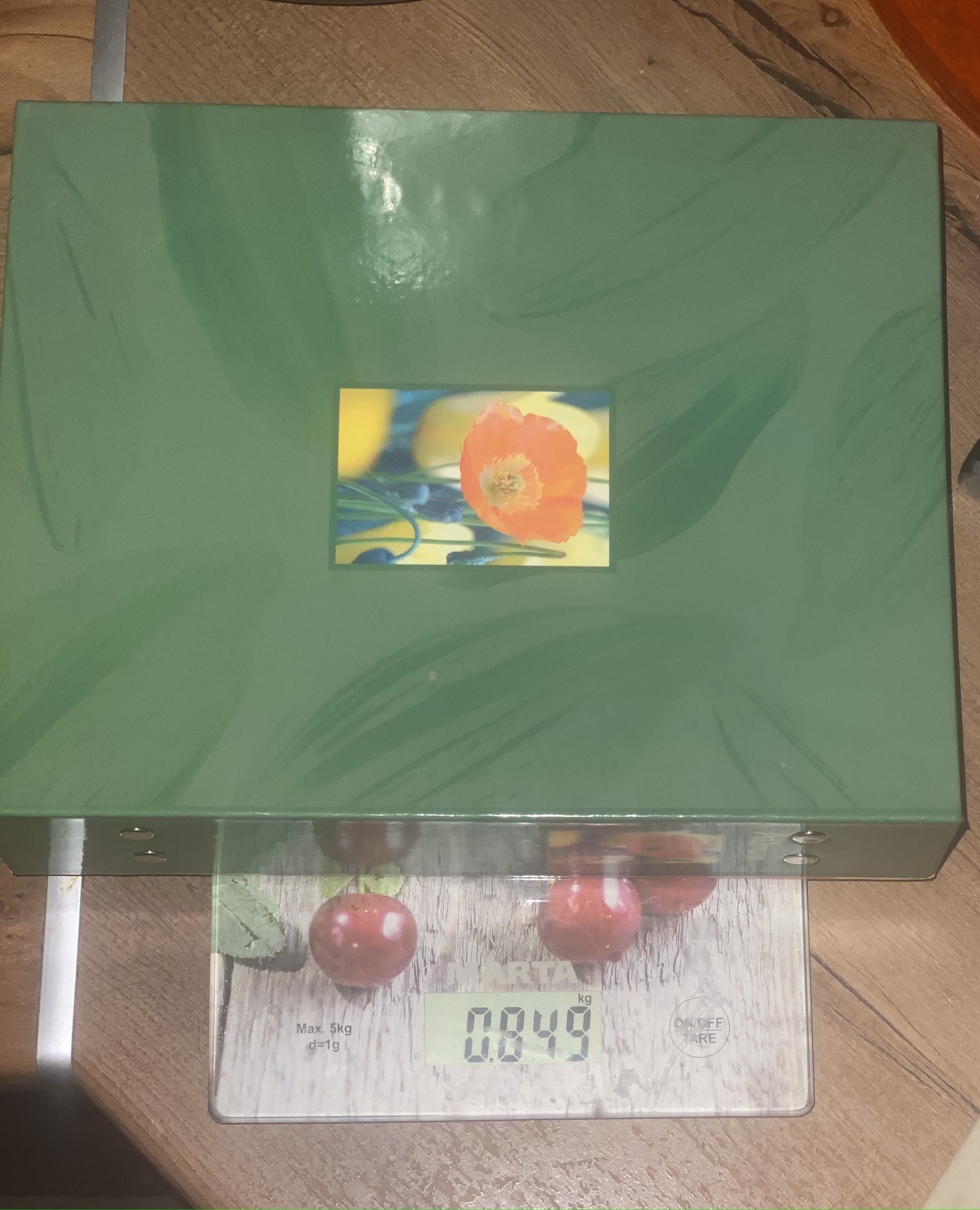 weight of the album for 200 photos in a cardboard cover filled