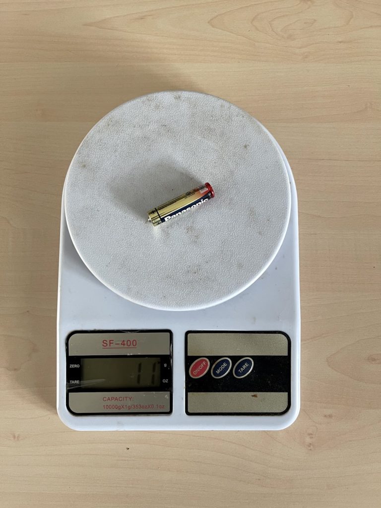 malíčková batéria na váhe