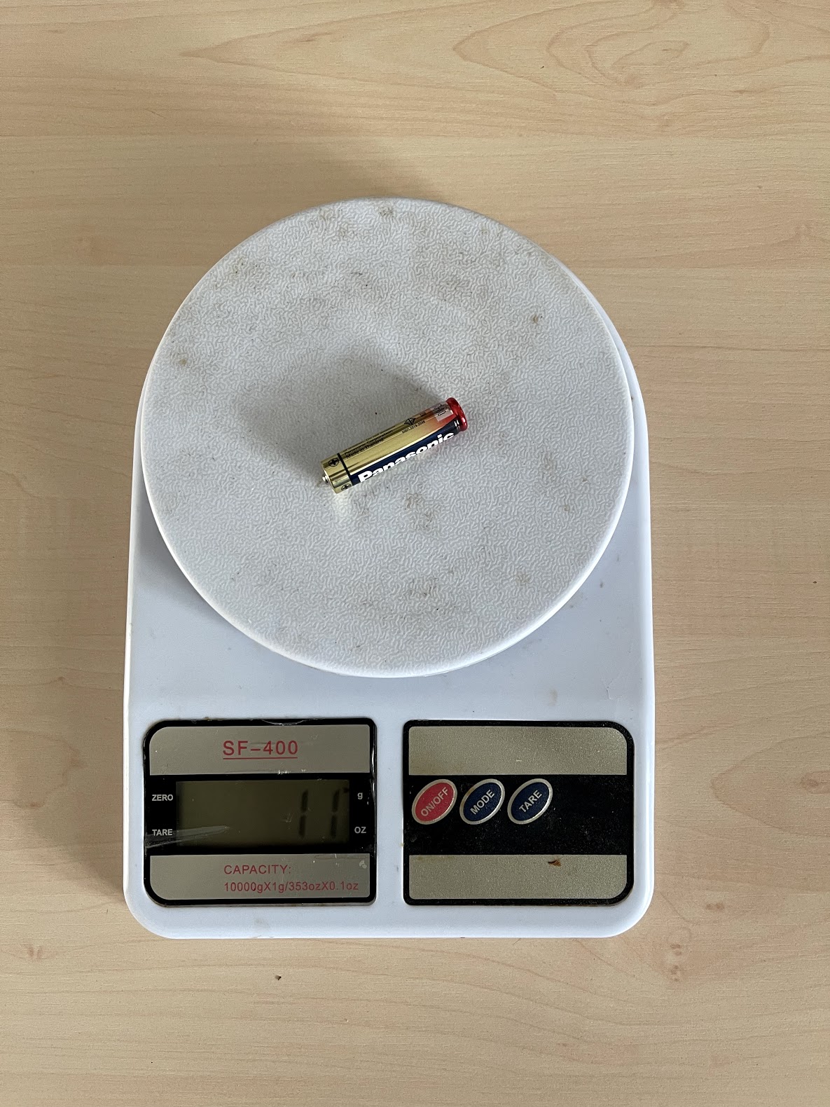 Колко тежи една малка батерия (ААА)?