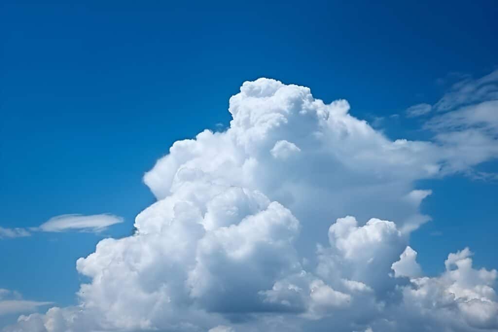 облако на голубом небе
