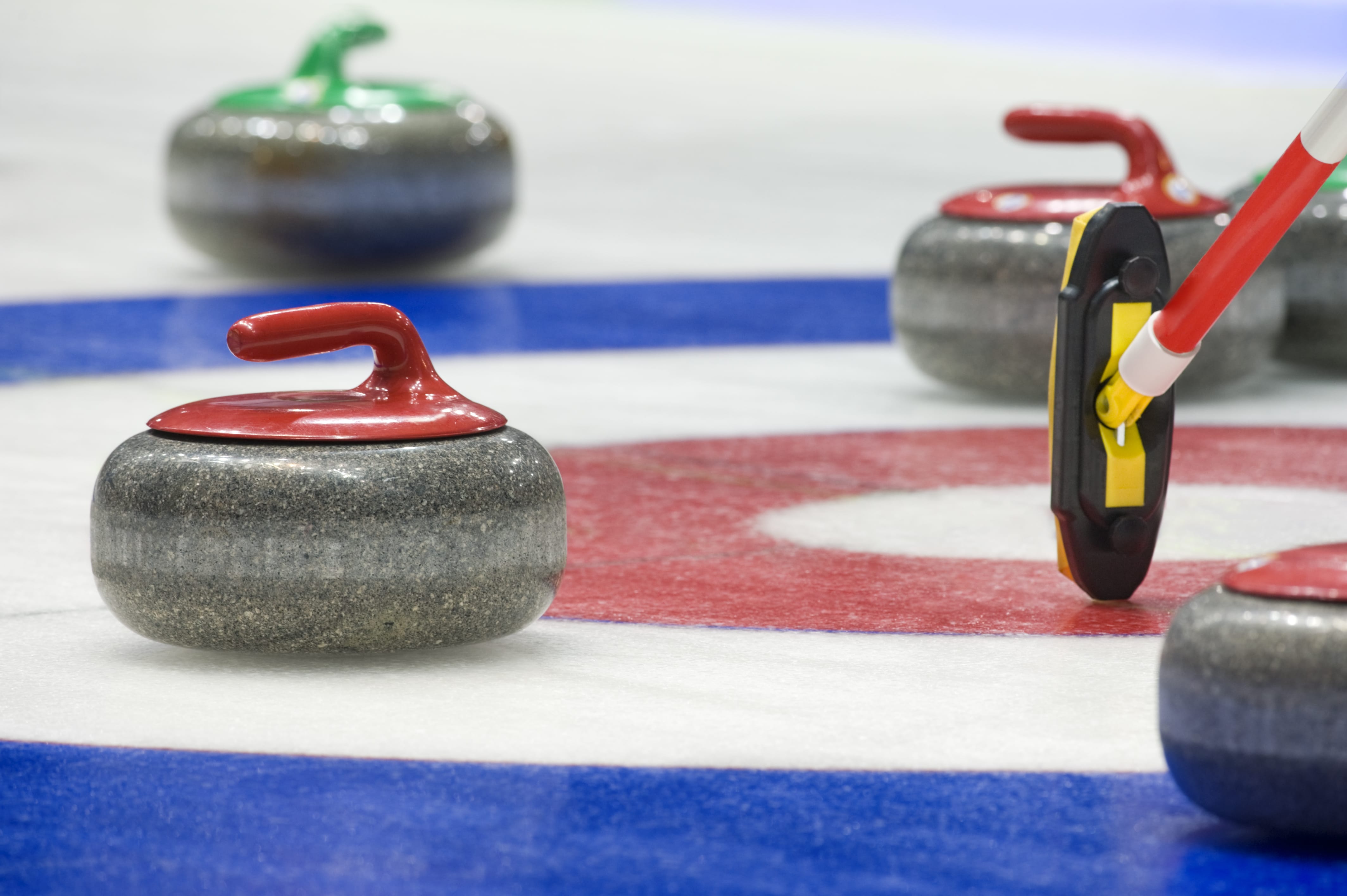 Koliko tehta kamen za curling?